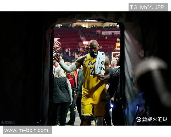 詹姆斯防守态度敷衍对湖人造成伤害球迷感到痛苦与失望